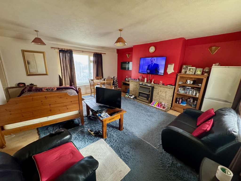 Lot: 131 - FREEHOLD INVESTMENT OF TWO FLATS - First floor flat - living room